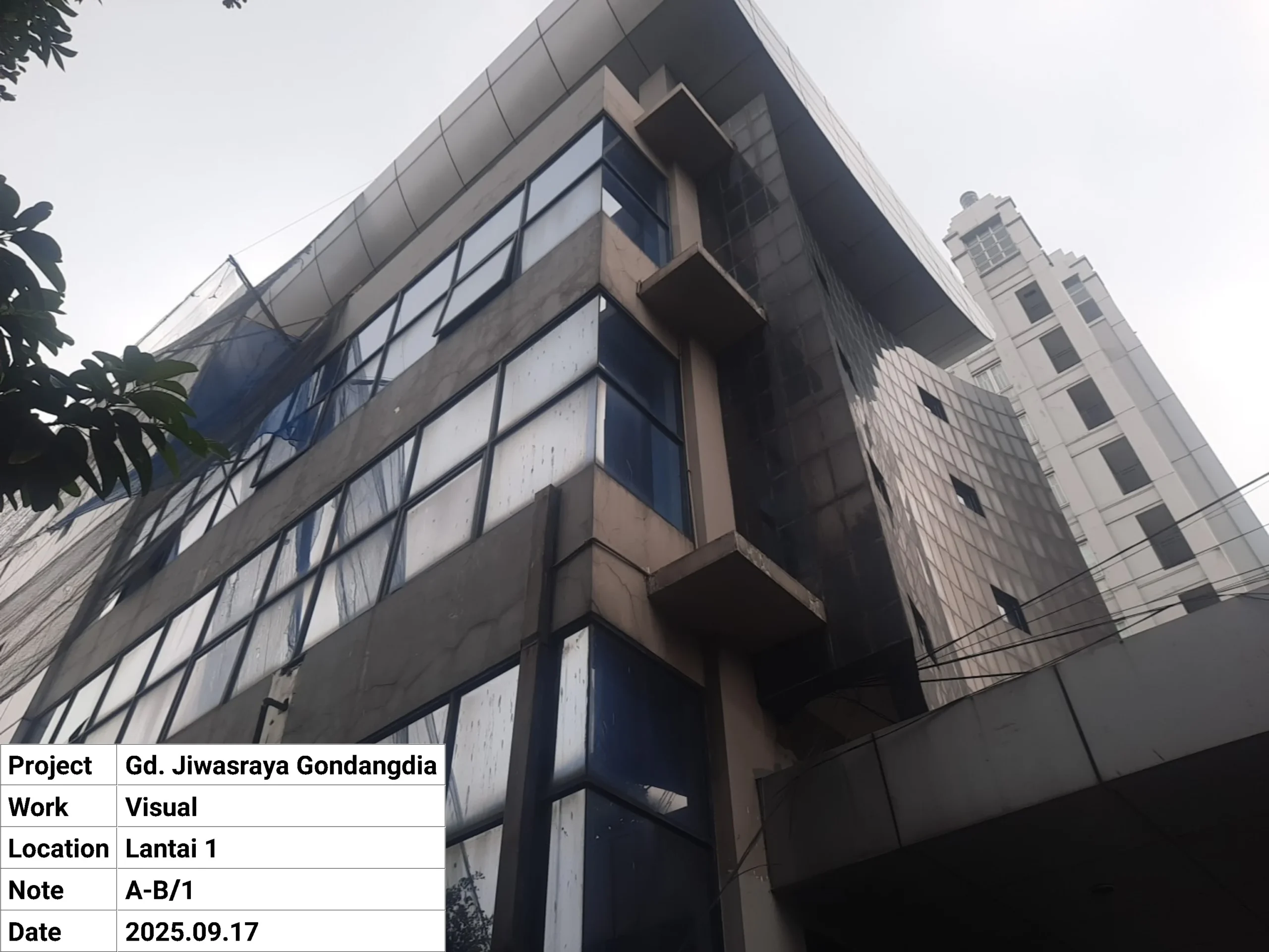 Tampak luar gedung pada dokumentasi pemeriksaan visual di Gondangdia