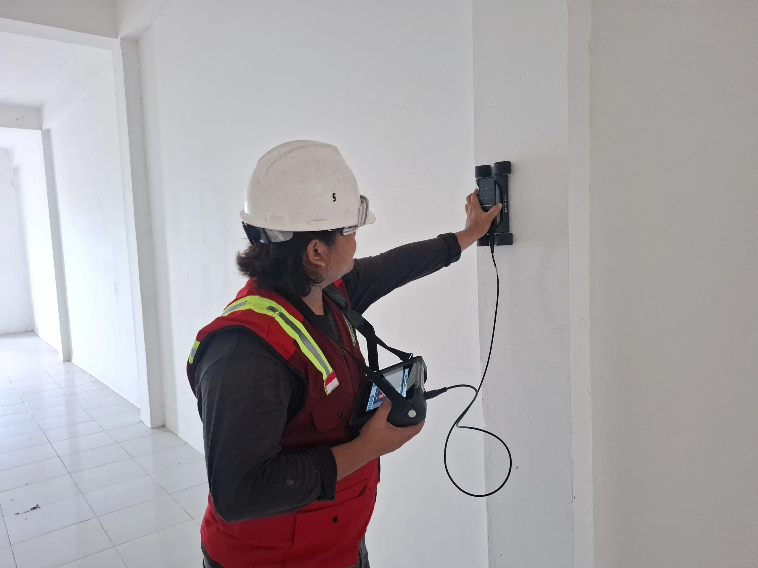 Teknisi HAZA melakukan pengujian pada kolom beton