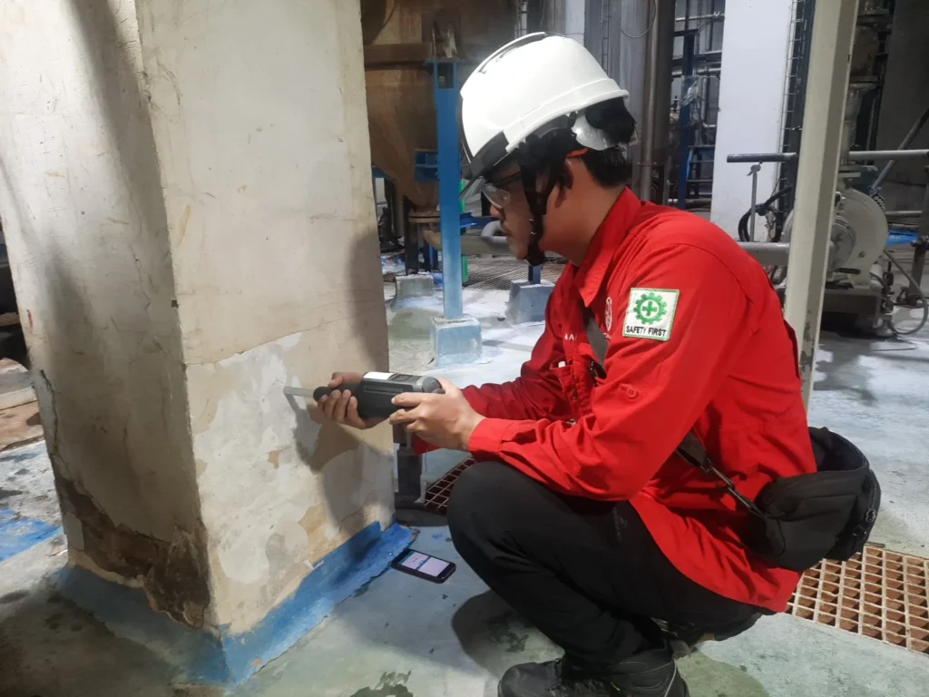 Pengujian pada kolom beton di area fasilitas industri