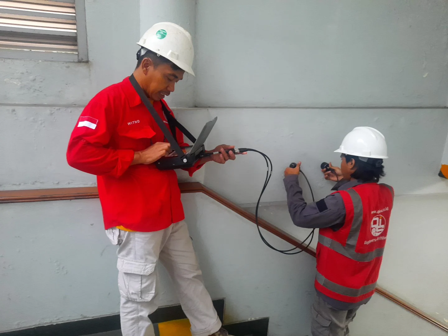 Tim HAZA melakukan pengujian UPV pada kolom beton