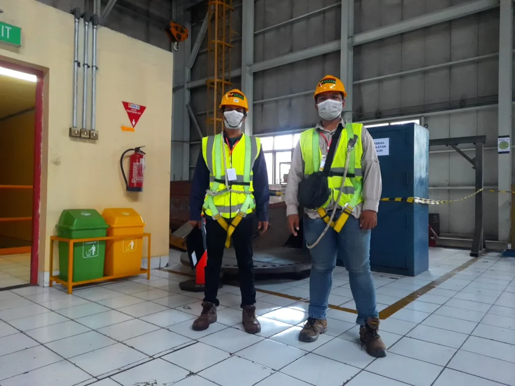 Tim berperlengkapan keselamatan pada area fasilitas gedung
