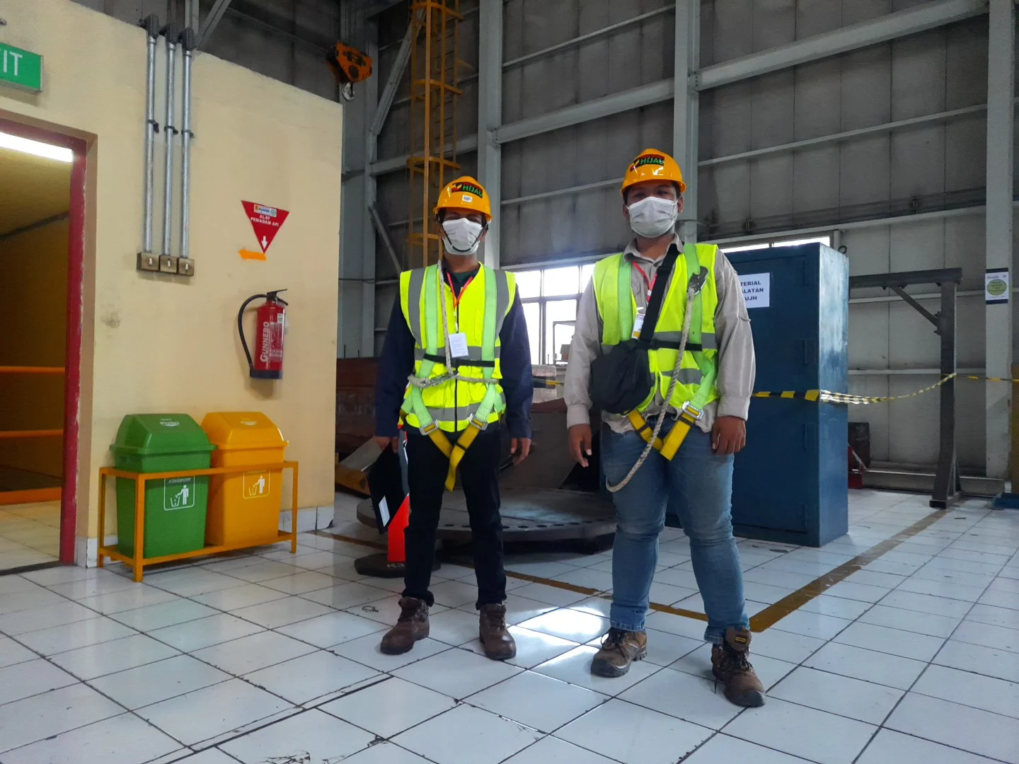 Tim berperlengkapan keselamatan pada area fasilitas gedung